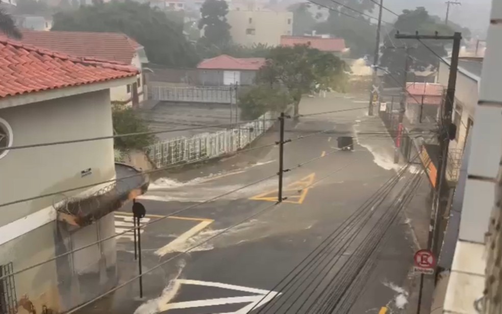 Chuva causa estragos e deixa 12 desalojados em Lavras