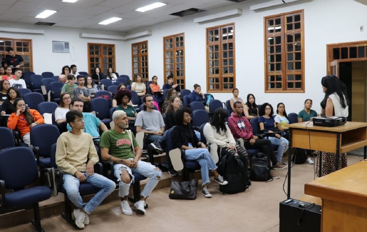 Estudantes do cursinho Pré-Uni UFLA em sala de aula, durante atividades de preparação para o Enem