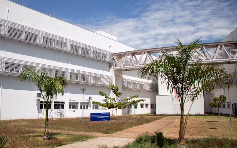 Fachada moderna do Laboratório de Diagnóstico Molecular (LabMol) da UFLA em Lavras, Minas Gerais