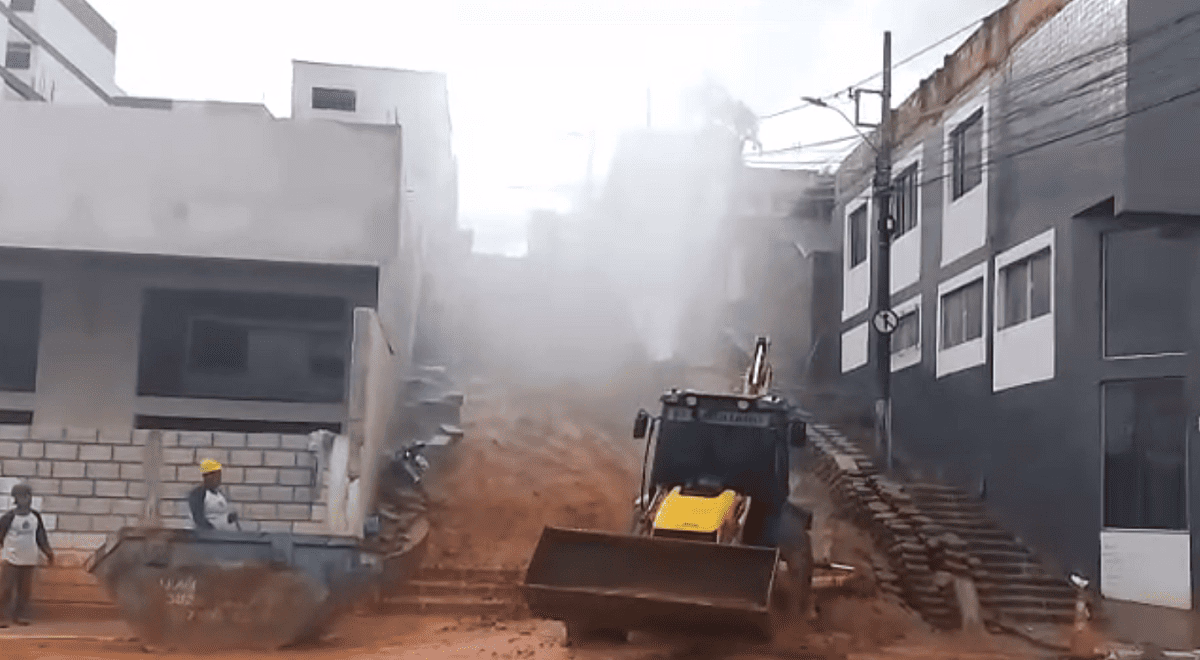 Equipe da Copasa realiza reparo emergencial em adutora rompida no bairro Olaria, Lavras.