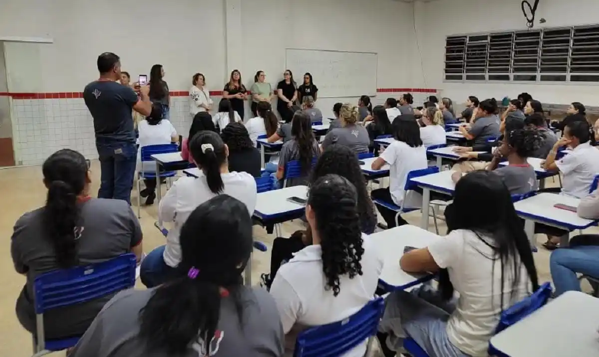 Estudantes participam de aula prática em escola estadual de Lavras
