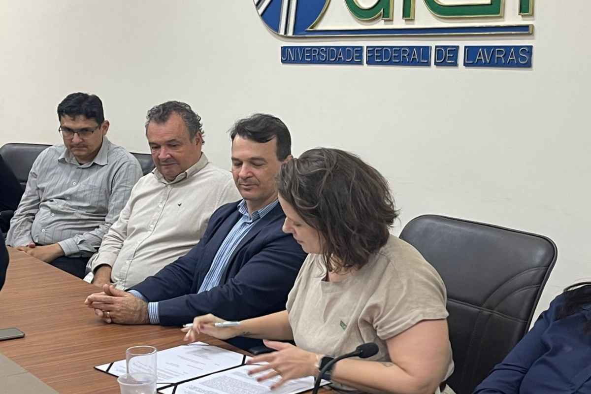 Luiza Castro, diretora-geral do IMA, assina termo de parceria para novo laboratório de geoprocessamento em Lavras
