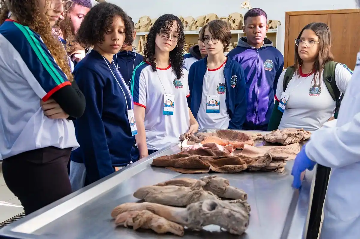 O Projeto Amanhã prevê que, ao longo de 2025, alunos de 12 escolas municipais de Lavras visitem a UFLA.