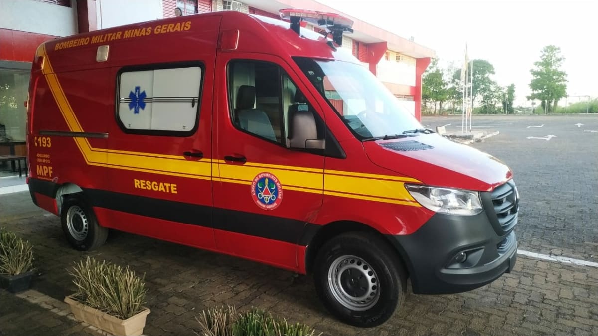 Viatura do Corpo de Bombeiros em Lavras durante atendimento a acidente fatal