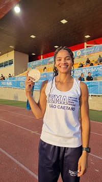 Atleta Jaíny exibe medalha de bronze conquistada no Troféu Brasil