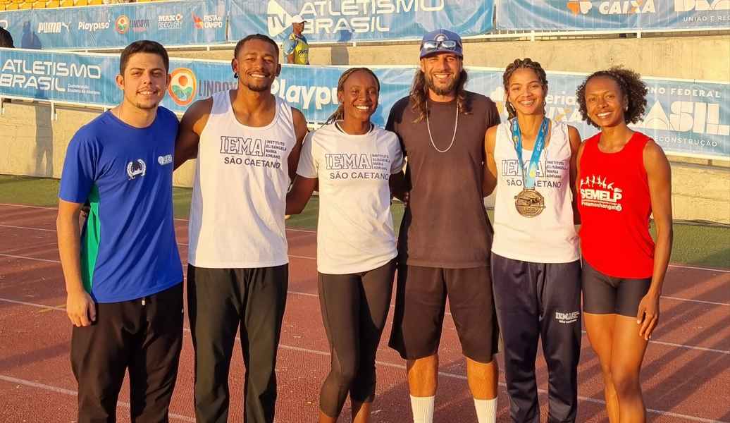 A atleta da UFLA Jaíny Suelen dos Santos Barreto e demais integrantes da equipe Cria Atletismo