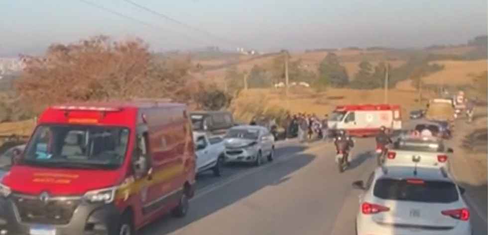 magem mostra viaturas do Corpo de Bombeiros e Polícia Militar na MG-335, com veículos envolvidos no engavetamento entre Lavras e Ijaci.