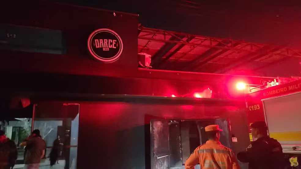 Imagem mostra fachada de casa de shows em Lavras parcialmente destruída após incêndio criminoso