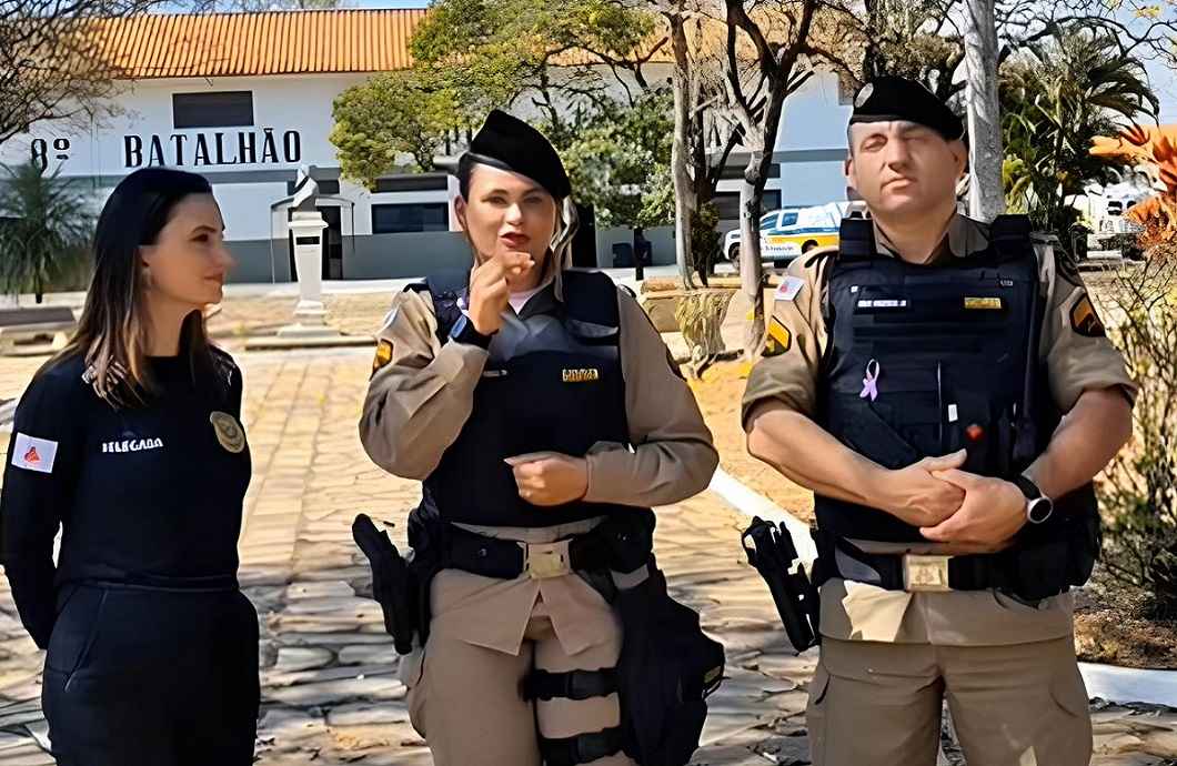 A delegada da Polícia Civil, Dra. Ana Paula Santana de Rezende Arruda e Policiais da Patrulha de Prevenção à Violência Doméstica em Lavras durante ação do Agosto Lilás