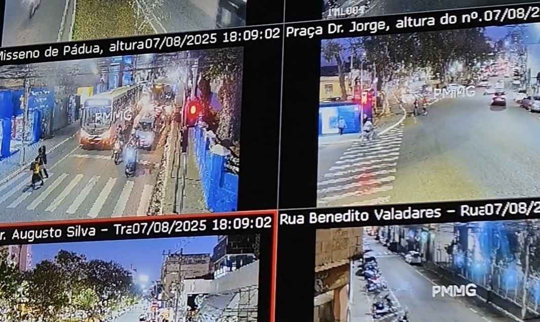 Imagem mostra central de monitoramento em Lavras com operadores acompanhando imagens em tempo real de câmeras inteligentes com OCR e reconhecimento facial.