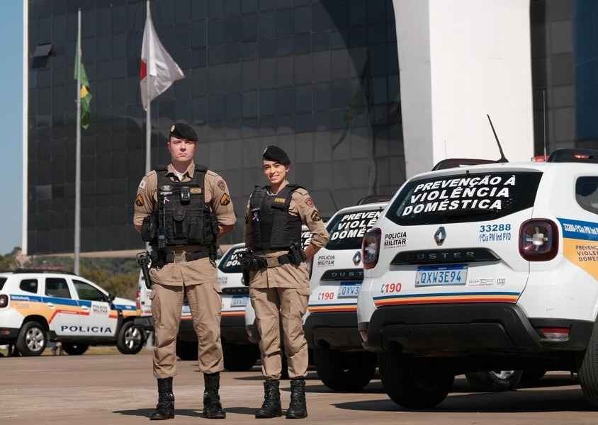 policiais militares no lançamento de app para combate a violência contra a mulher