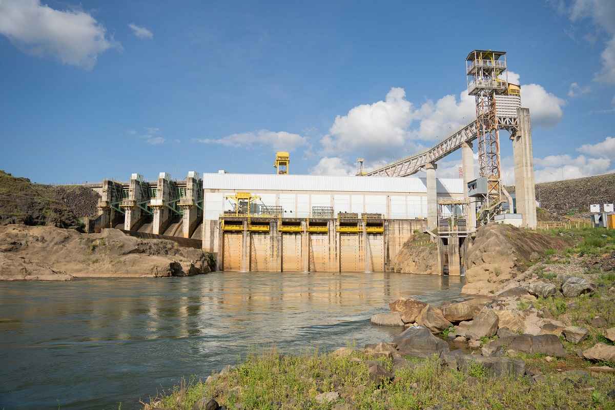 A imagem mostra a barragem da Usina Hidrelétrica de Funil