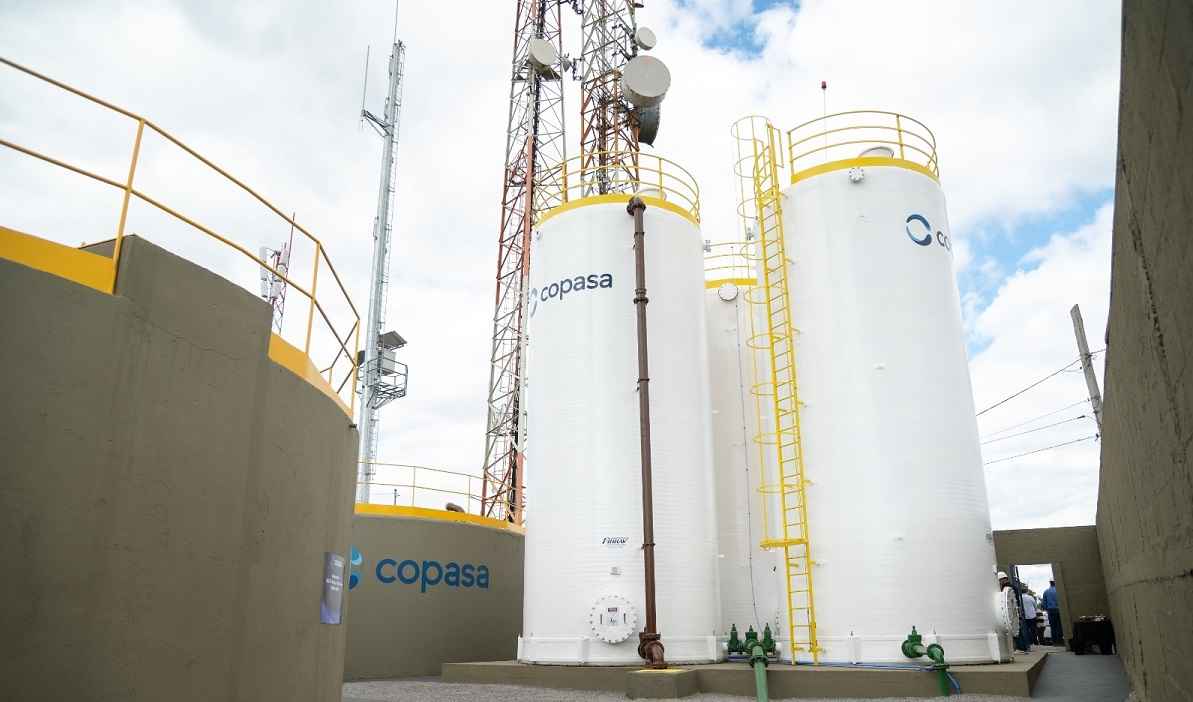 Obras da Copasa em Lavras para reforço do abastecimento de água durante a estiagem, com destaque para investimentos de R$ 29 milhões em infraestrutura hídrica.