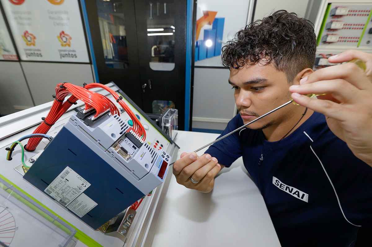 Estudante participando de cursos técnicos gratuitos em Minas Gerais oferecidos pelo programa Trilhas de Futuro