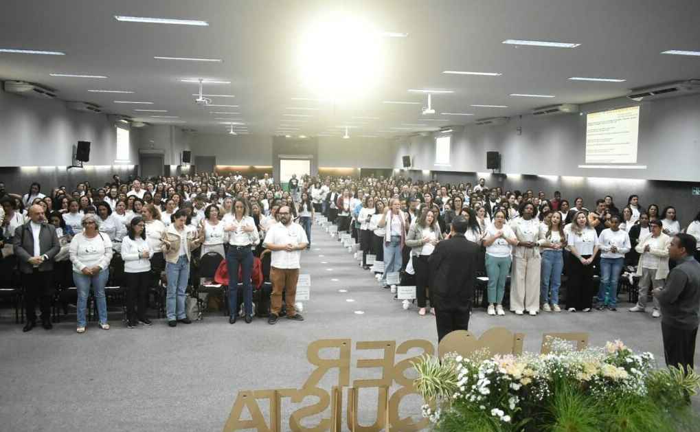 Imagem mostra o auditório da UNILAVRAS repleto de catequistas durante o Encontro Diocesano