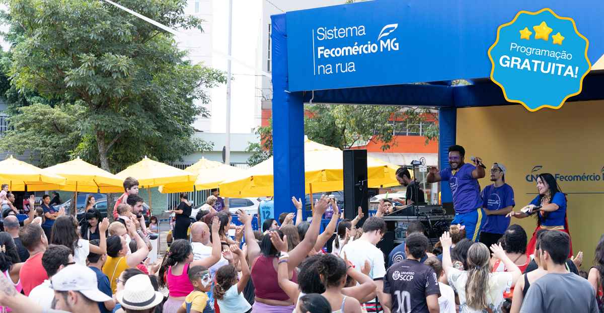 Imagem mostra pessoas em uma praça diante de um palco do Sesc Senac , sendo atendidas, simbolizando os serviços gratuitos do evento Sistema Fecomércio na Rua.
