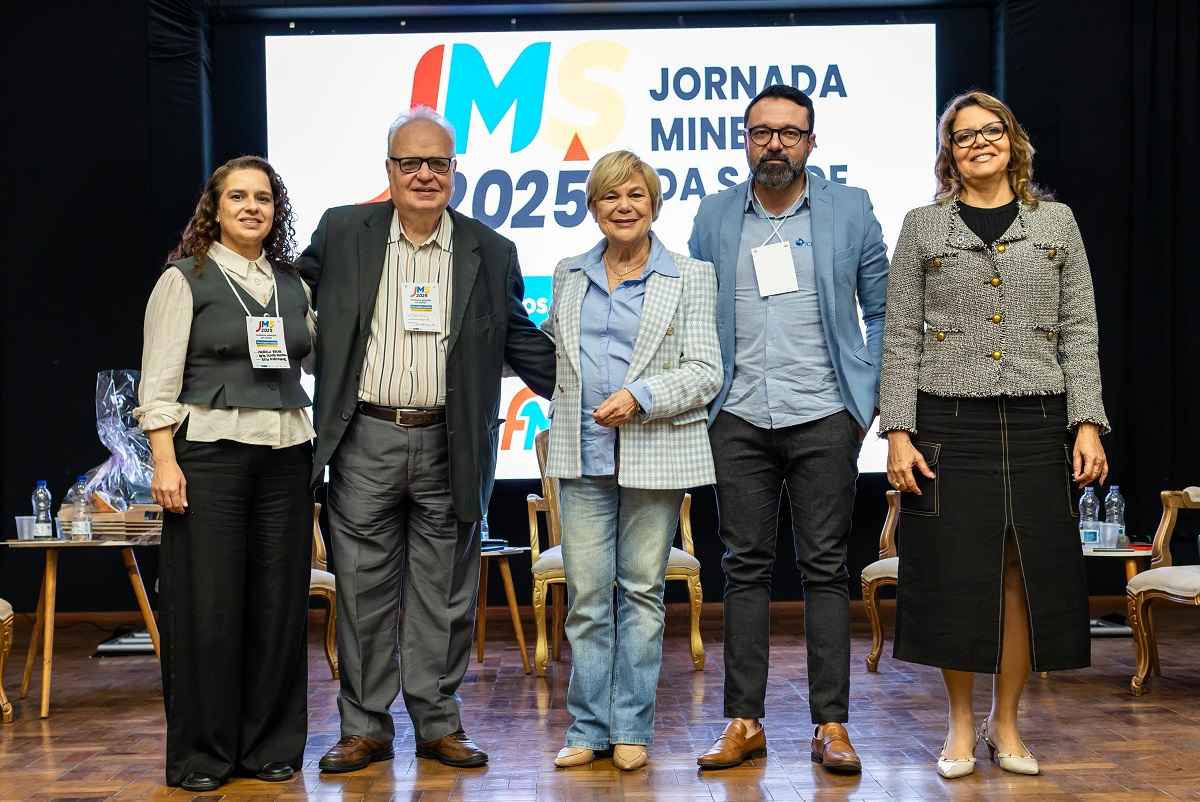 Imagem do Auditório Martha Roberts durante a Jornada Mineira da Saúde 2025, com autoridades e gestores municipais