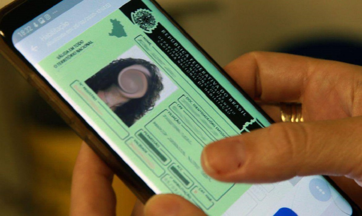 Imagem ilustrativa de um motorista utilizando o MG App para realizar a transferência digital de veículo em Minas