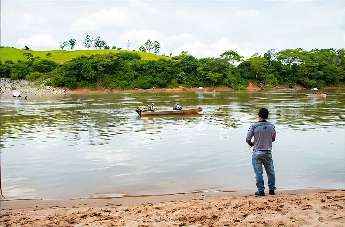 Especialistas da Aliança Energia realizando marcação de peixes migratórios no Rio Grande, como parte do monitoramento da ictiofauna na UHE Funil