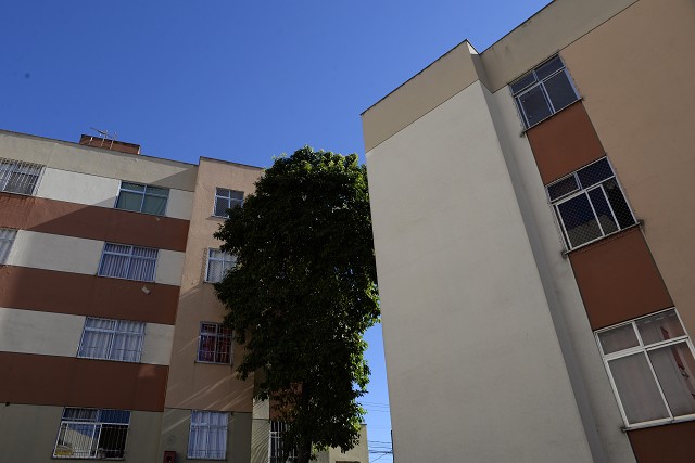 Imagem de fachada de condomínio, destacando a obrigação dos síndicos em denunciar violência doméstica