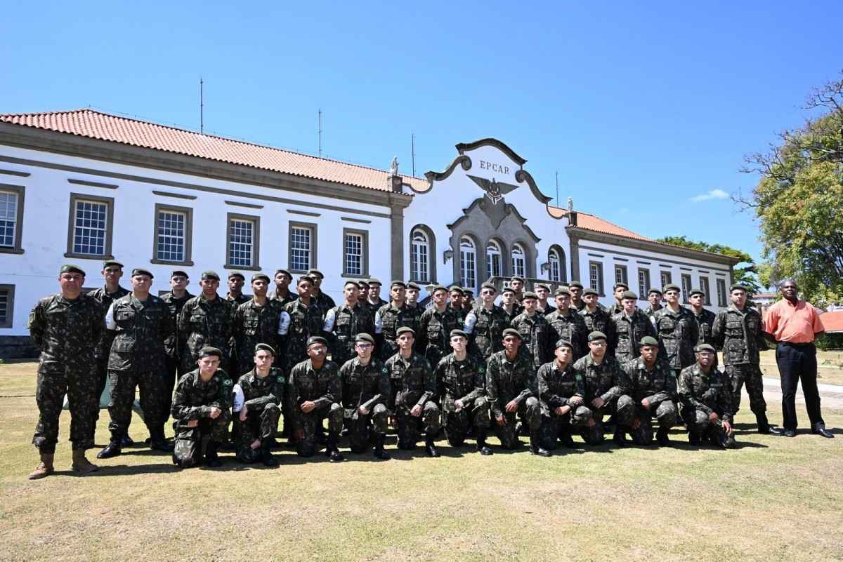 Atiradores do TG 04-031 visitam a EPCAR em Barbacena, explorando instalações militares e participando de atividades cívico-militares