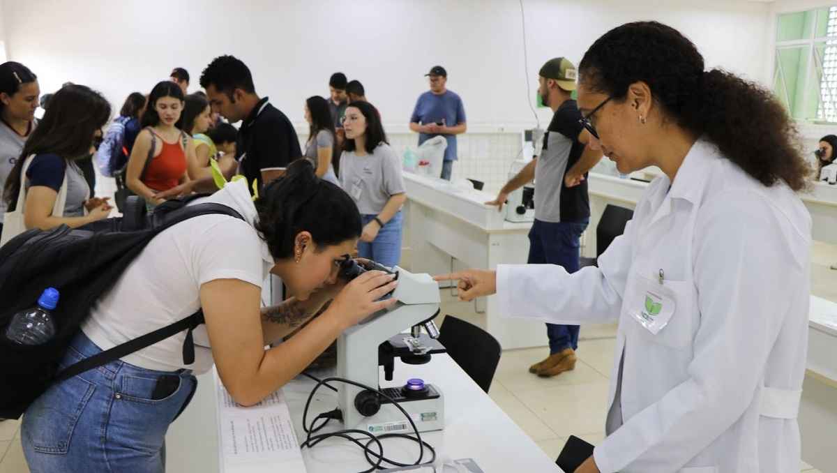Estudantes visitando laboratórios da UFLA durante o evento Portas Abertas, com destaque para a estrutura acadêmica da universidade pública em Lavras