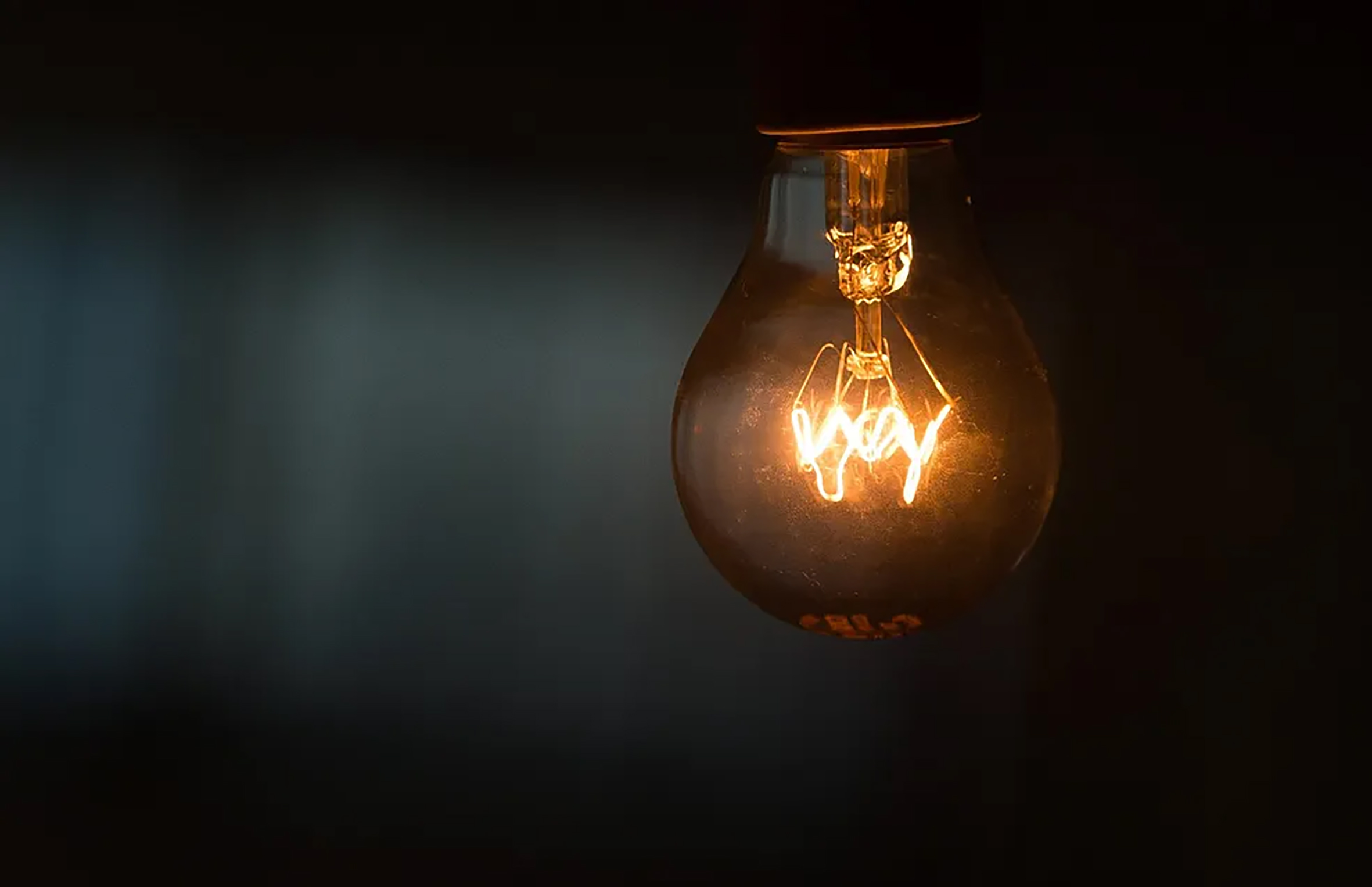 Lâmpada com luz fraca representando o apagão no Brasil ocorrido em outubro de 2025