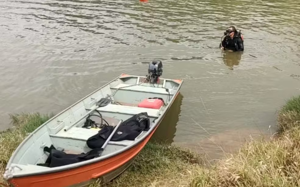 Equipe do Corpo de Bombeiros realiza buscas após afogamento no Lago do Funil, em Ijaci (MG), próximo à Pedra Bugio, onde o corpo de Eliton José Pedro foi encontrado.