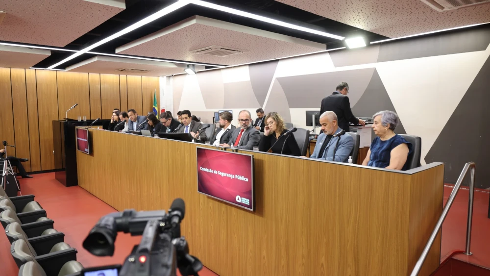 Audiência pública na Comissão de Segurança Pública da ALMG discute valorização salarial das forças de segurança em Minas Gerais, com presença de servidores e autoridades.