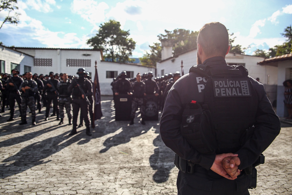 Imagem de policiais penais em formação, representando o concurso Polícia Penal MG 2025 com 1.178 vagas e salário inicial de R$ 5.332,64.