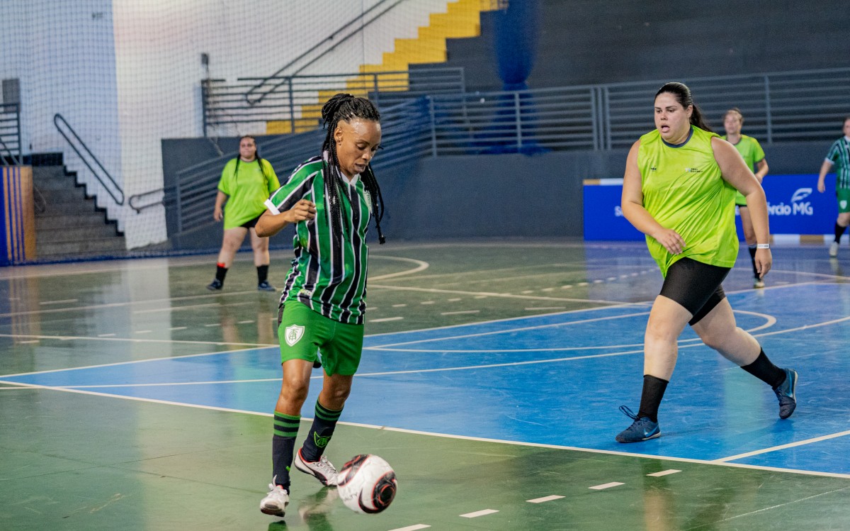 Jovens participando de aula gratuita de futebol de salão oferecida pelo Sesc MG em Lavras, como parte do Programa Sesc de Gratuidade