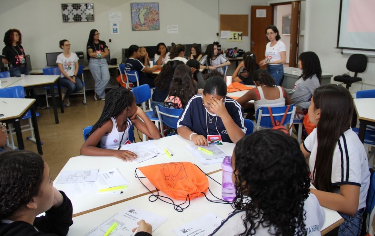 Estudantes de 10 a 12 anos participam de oficina lúdica de programação no Laboratório de Ensino de Matemática da UFLA, durante a 4ª Jornada Latino-Americana de Oficinas STEM para Meninas na Ciência UFLA