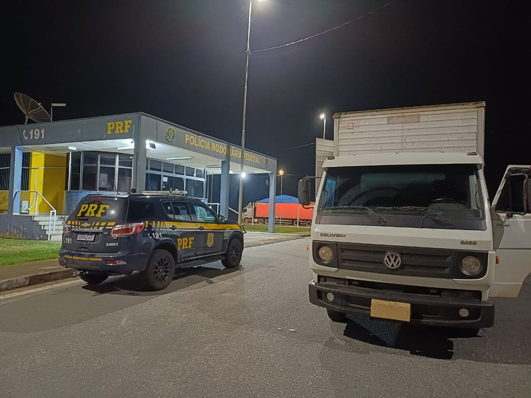 Policiais da PRF abordam caminhão baú furtado na Fernão Dias em Lavras, MG, durante operação de recuperação veicular.