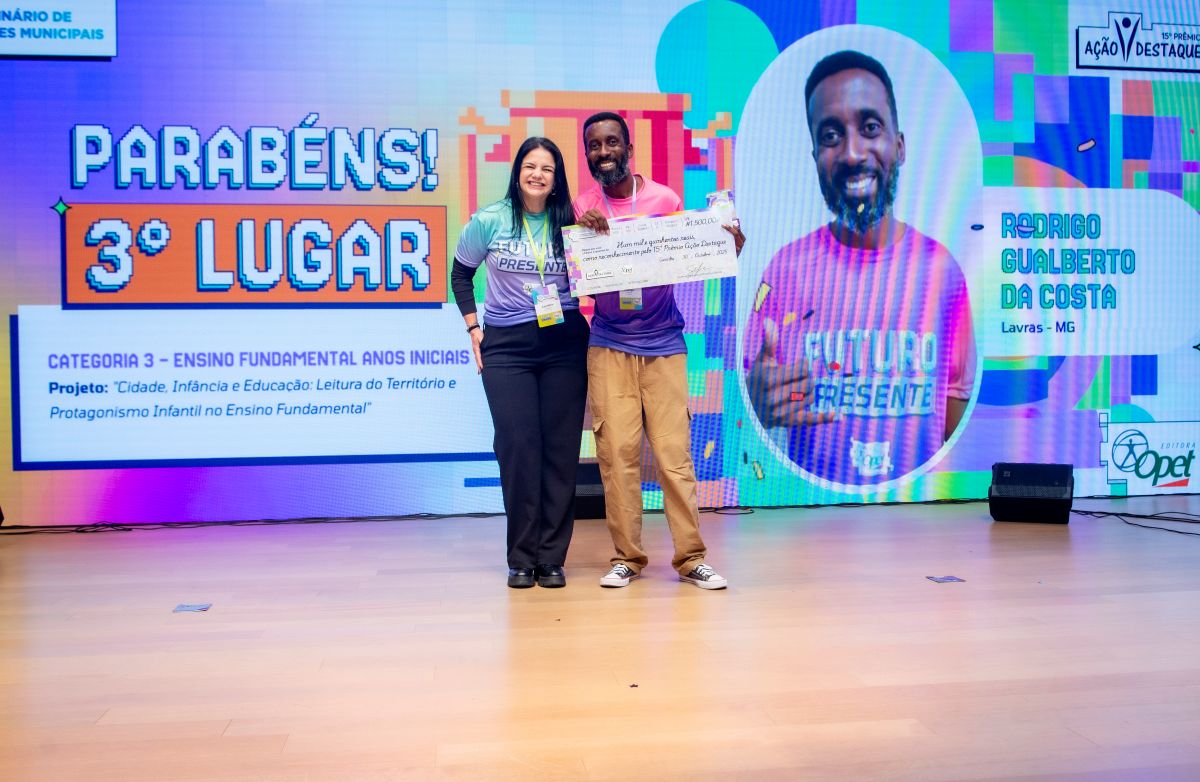 Premiação do professor Rodrigo Gualberto da Costa. 