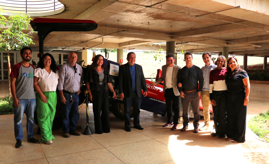 Deputado Reginaldo Lopes em visita institucional à UFLA, ao lado do reitor e equipe, discutindo projetos de ciência, tecnologia e inovação em Lavras, MG.