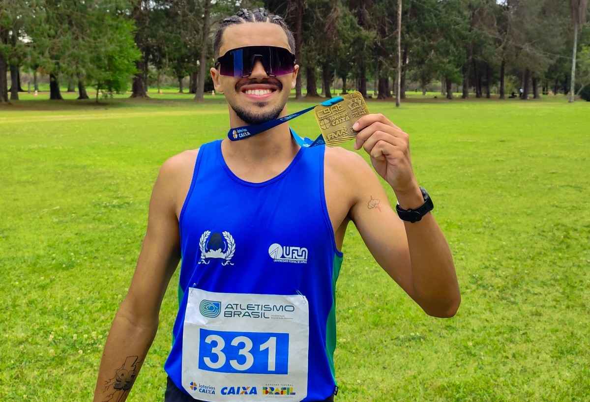 atleta Atleta Vinícius Costa exibe medalha conquistada na Copa Brasil de Cross Country 2025.