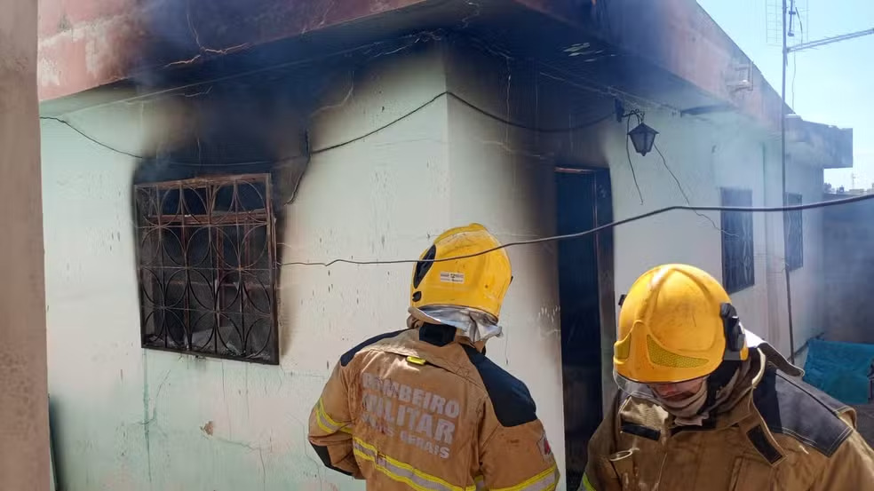 Bombeiros combatem incêndio em Lavras