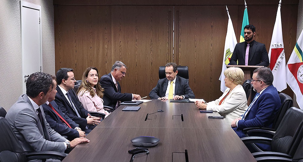 Autoridades de Monte Carmelo e Lavras durante assinatura de acordo com TJMG para agilizar execuções fiscais em Minas.
