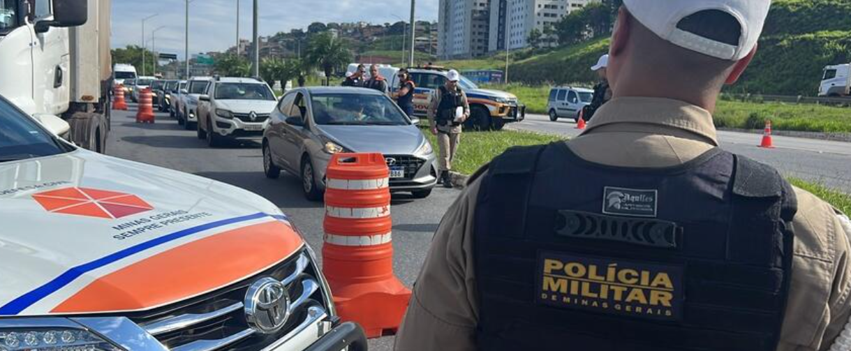 Polícia Militar Rodoviária de Minas Gerais (BPMRv) realiza fiscalização em rodovia durante período chuvoso