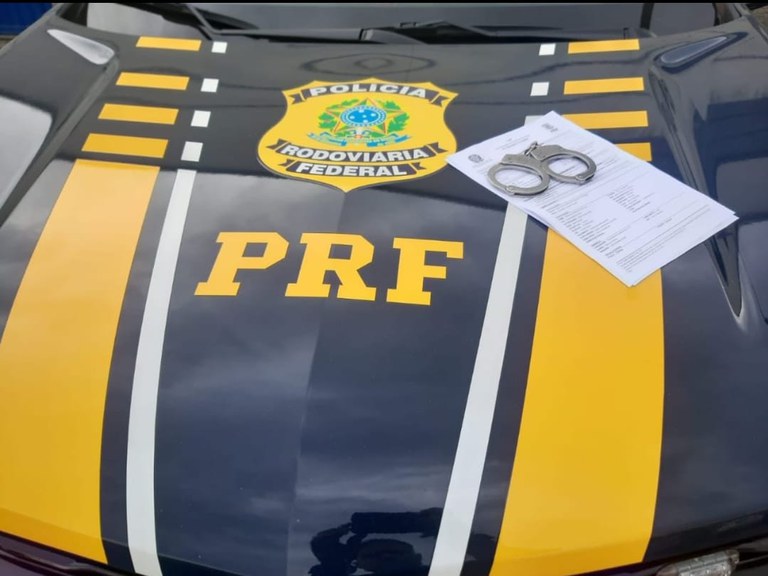 PRF prende foragido por homicídio na BR-381 Viatura da Polícia Rodoviária Federal durante operação de fiscalização na BR-381 em Perdões