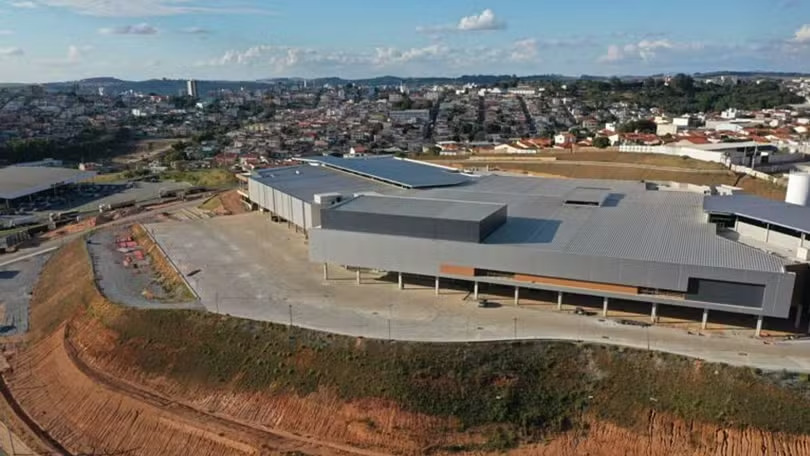 Fachada do Shopping Cidade da Serra em Lavras, empreendimento de 18 mil m² com primeira loja Renner inaugurada em novembro de 2025.