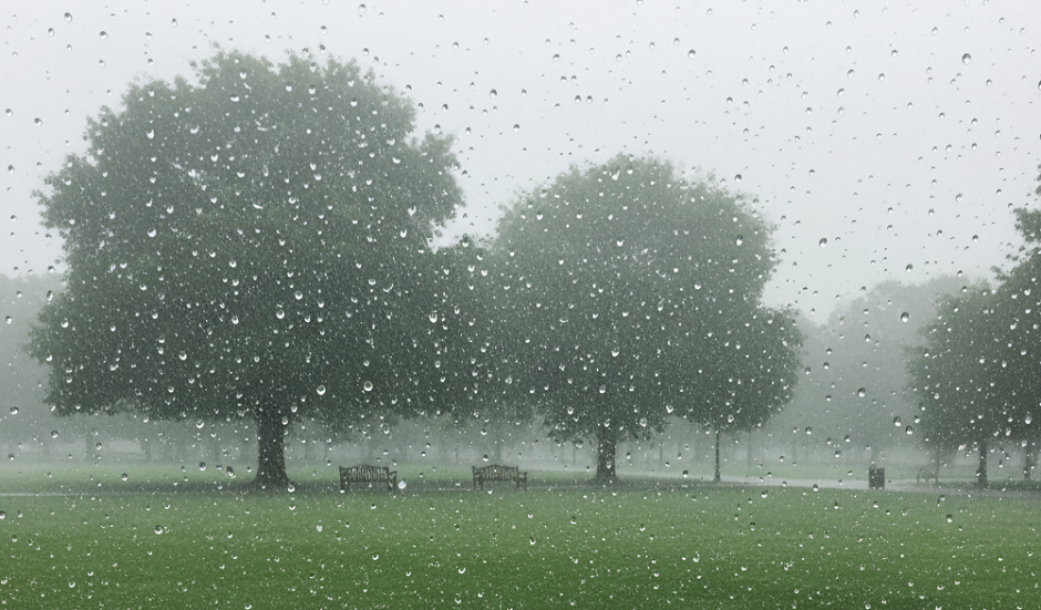 tempestade e granizo caindo sobre uma praça