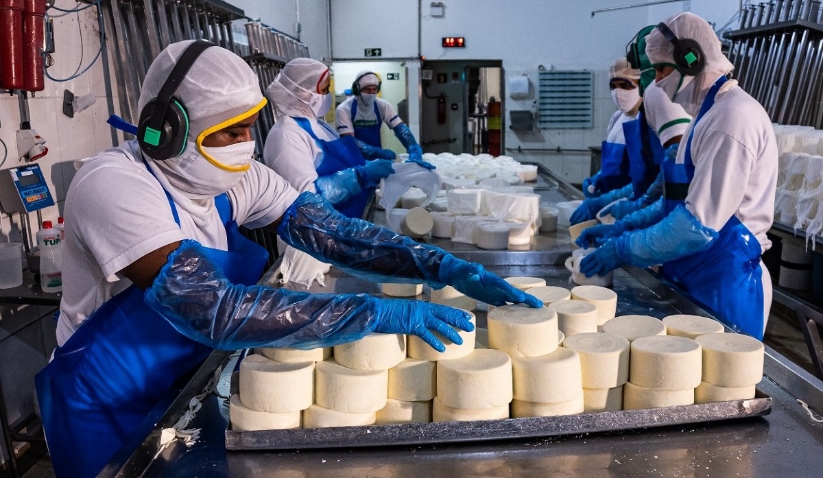 Funcionarios trabalhando em fábrica da Verde Campo em Lavras