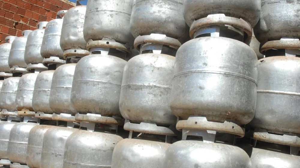 Botijões de gás empilhados representando o Auxílio Gás de dezembro no valor de R$ 110