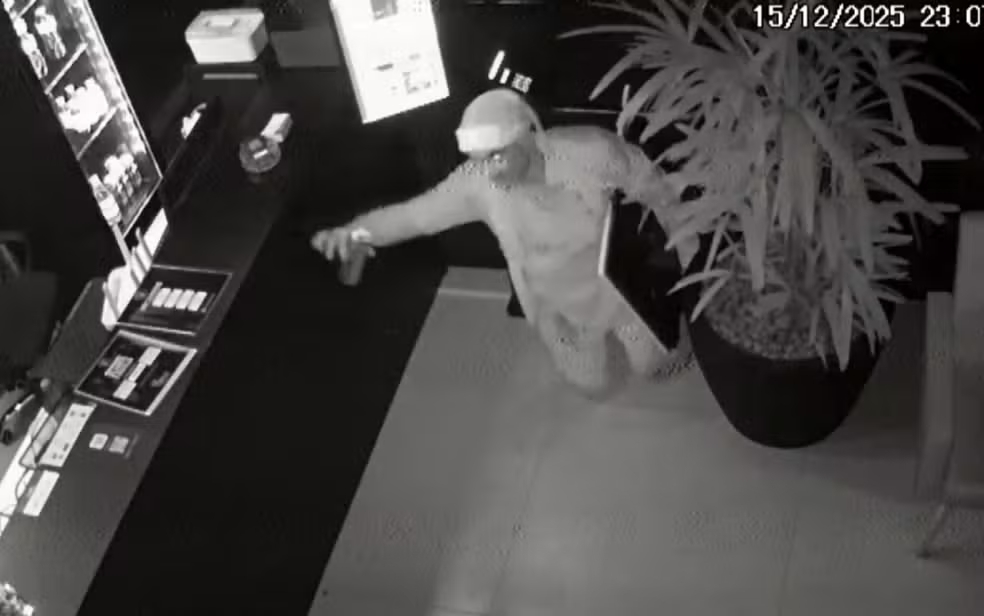 Furto em academia de Lavras é flagrado por câmeras Imagem de câmera de segurança mostrando suspeito durante furto em academia no bairro Ouro Verde, Lavras