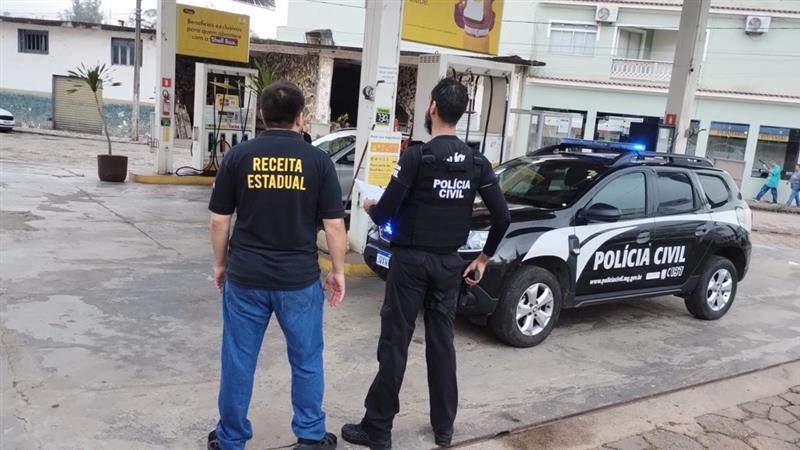 Policiais e auditores fiscais durante a Operação Bomba Fantasma em postos de combustíveis no Sul de Minas