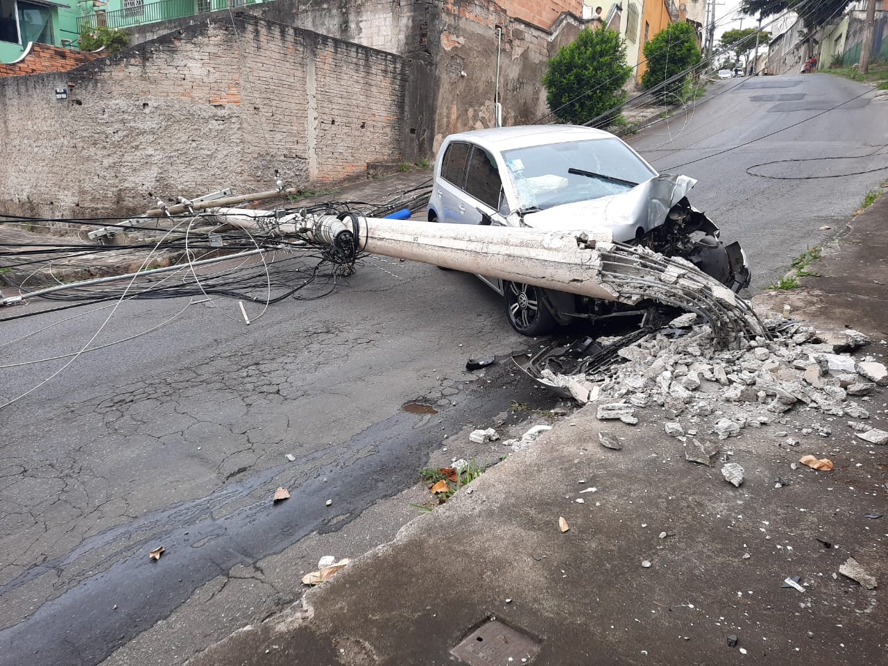 Cabo de energia caiu no carro? Saiba como sair com segurança Exemplo de risco elétrico: veículo atingido por fiação elétrica partida em via pública.