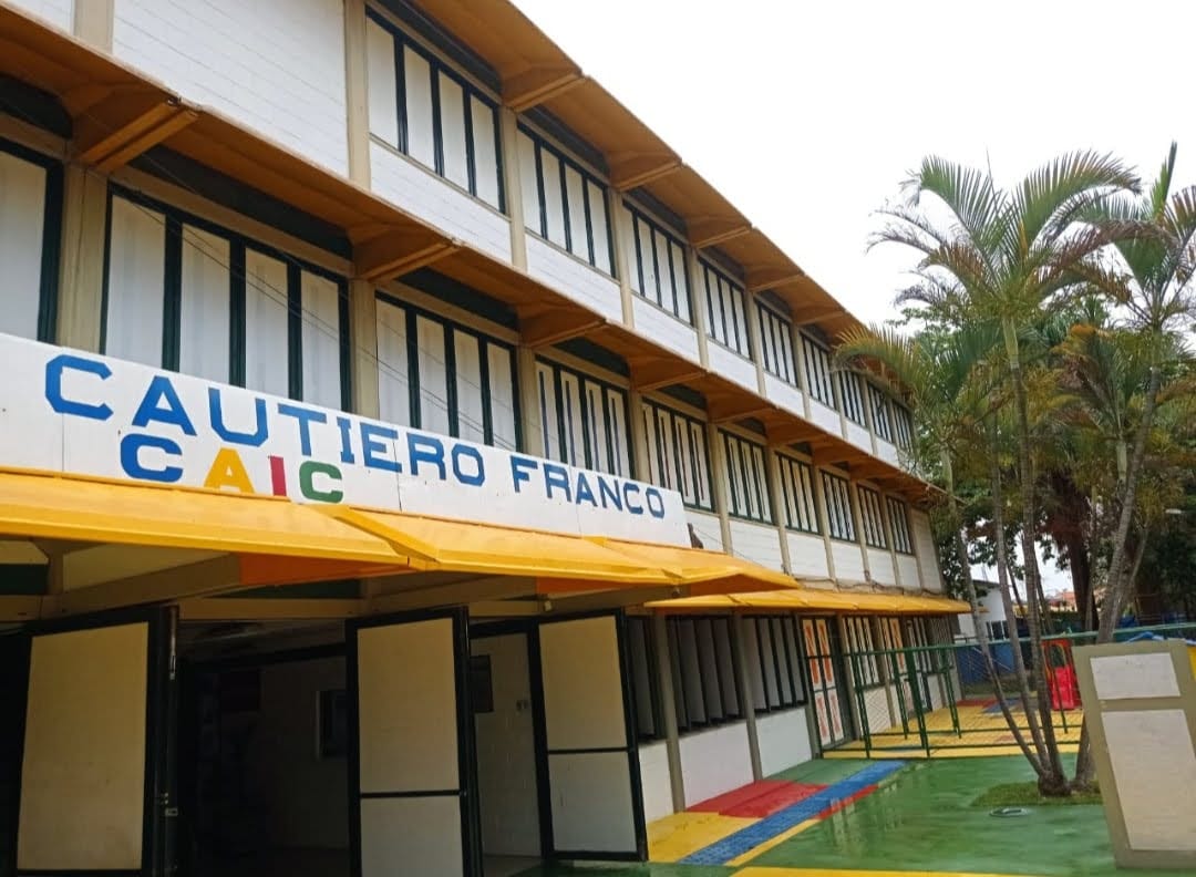 Fachada da Escola Municipal Itália Cautiero Franco, o CAIC, durante as celebrações de 32 anos em Lavras