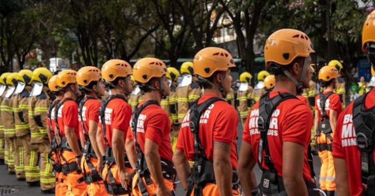 Oficiais em operação de salvamento destacando o Concurso do Corpo de Bombeiros MG.