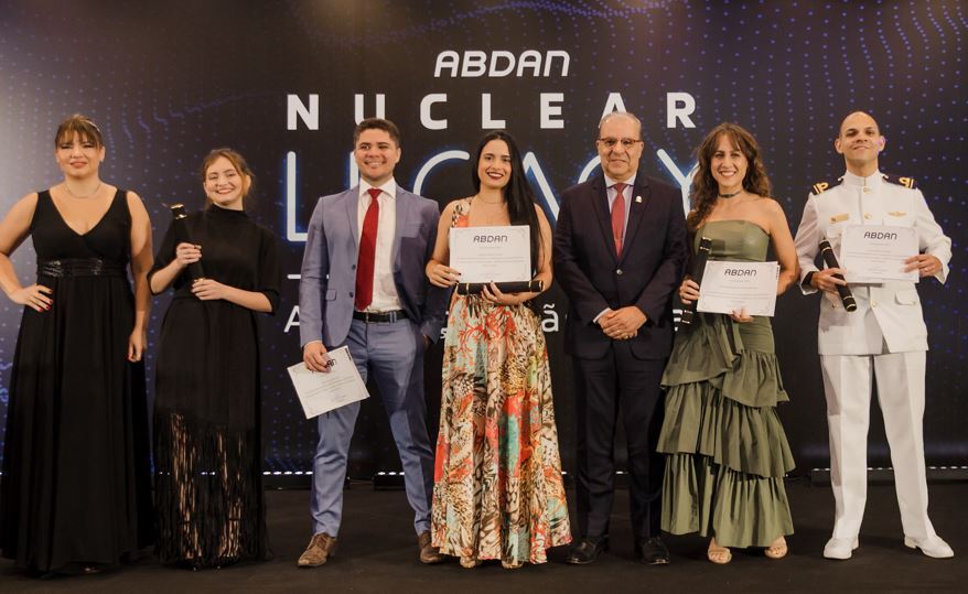 Estudante da UFLA celebra vitória na Olimpíada Hackapower 2025 Estudante Emelca Teles da UFLA com a equipe Nautilus celebrando a vitória na Olimpíada Hackapower 2025 de energia nuclear